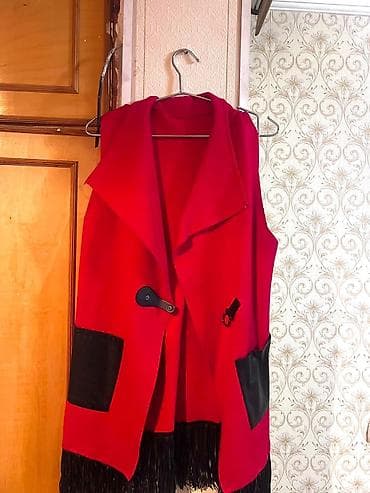 Qadınlar üçün qolsuz qırmızı jilet/plaş - Model: asimmetrik açıq önlü