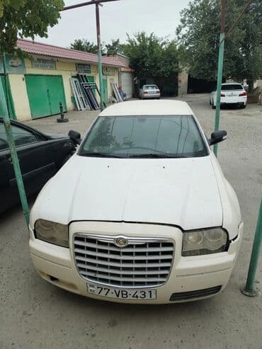 şlanq satışı: Chrysler 300 sedan – ağ rəng - Kuzov: 4 qapılı, geniş salonlu — 5