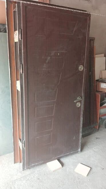 ev ucun qapı: Tünd qəhvəyi rəngdə, müasir dizaynlı metal qapı. Qapı möhkəm — 12