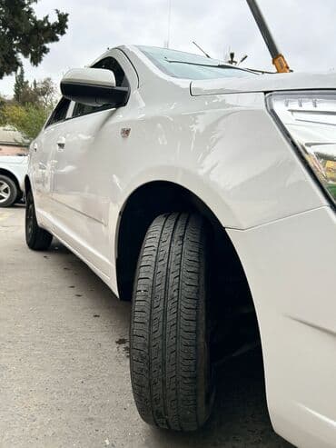 Ağ rəngli 4 qapılı sedan. Texniki və xarici xüsusiyyətlər: - Benzinlə