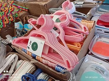 asılqan az: Müxtəlif modellərdə asılqanlar - Materiallar: metal, plastik və ağac — 5