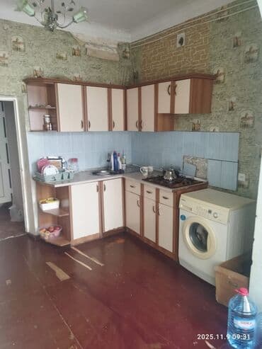 Kirayə mənzillər: Mənzil – Suvəlanda, 3 mərtəbəli evin 3 cü mərtəbəsində. 2 otaqlı — 6