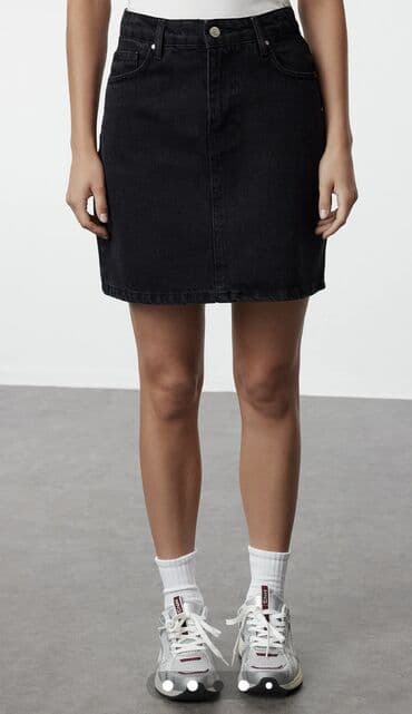 çiçəkli ətəklər: 25azn alınıb,1dəfə geyinilib
36/38ölçüyə uyğundur — 2