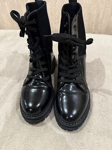 qadın bot: Qadınlar üçün qara krujeva-bağlı bortlar.FLO-dan alinib.1 sezon — 2