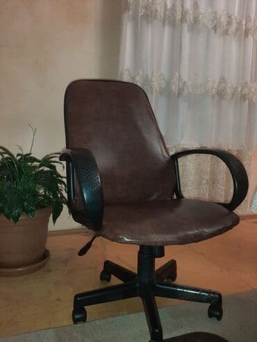 купить офисный стул бу: Б/у, С колесиками, Рукояти регулируются, Кожа — 1