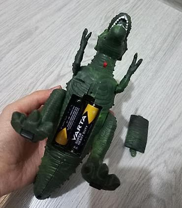 3d qelem bakida: Yaşıl rəngdə T-Rex oyuncaq dinozavr. Bu oyuncaq realist detallara — 4