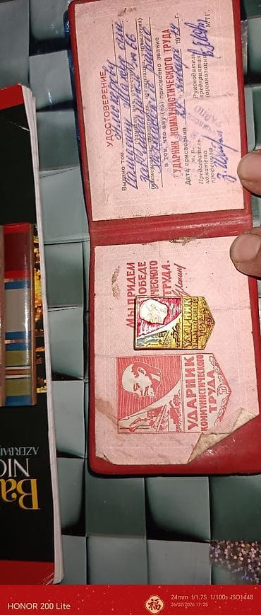 Перчатки: Sovet dövrünə aid orijinal medal və nişanlar dəsti Tərkib: - SSRİ — 4