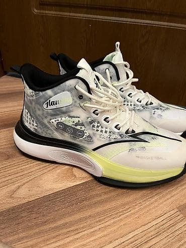 Basketbol ayaqqabısı – Model 7110 - Ölçü: EUR 44 (US 9.5, UK 8.5, CHN