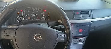 Opel Meriva, qırmızı rəngli, şəhər və ailə istifadəsi üçün rahat