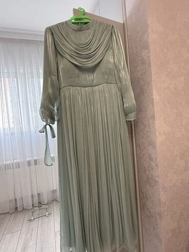 meqa maks: Zərif ziyafət donu – solğun su yaşıl rəngdə, uzun model. 170 manata — 2