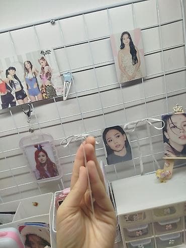 stranger things kinder: K-pop jennie photocard seti əllə hazırlanmışdır ama aparatlardan — 6