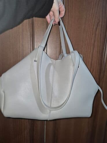 - Model: zərif dizaynlı qadın əl çantası - Rəng: açıq boz (soyuq ton)