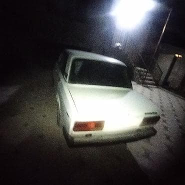 Aksesuarlar və tüninq: VAZ 2107, ağ rəng, sedan gövdə. Xüsusiyyətlər: - Klassisik “yeddi” — 2