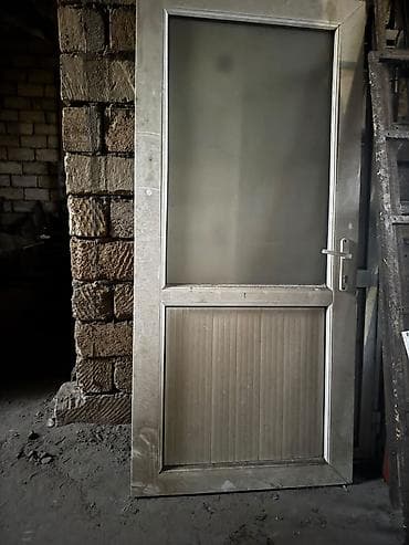 işlenmiş plastik qapi: Ağ çərçivəsiz plastik qapı 50 man.eni 86.5 hünd.1.97 və alümin qapı — 3