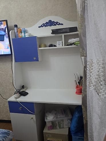 masa ders: Ağ-göy rəng kombinasiyaında kompakt yazı masası və üst rəf-bloklu — 2
