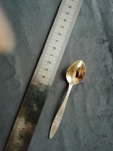 qaşığ: Altı ədəd gümüş kofe qaşığı dəsti. Qaşıqların tutacaqlarında sadə — 3