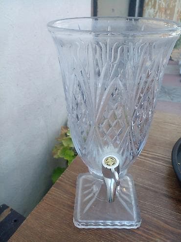 su samuru: Şüşə dispenser – dekorativ oyma naxışlı, kranı olan içki qabı - — 1