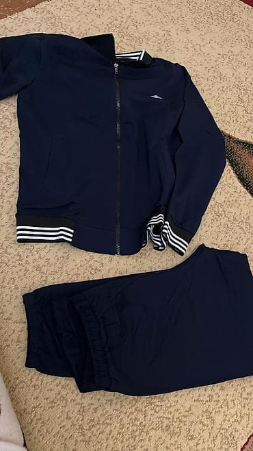 Tünd göy rəngdə iki hissəli idman dəstiM razmer heç istifadə olunmayıb