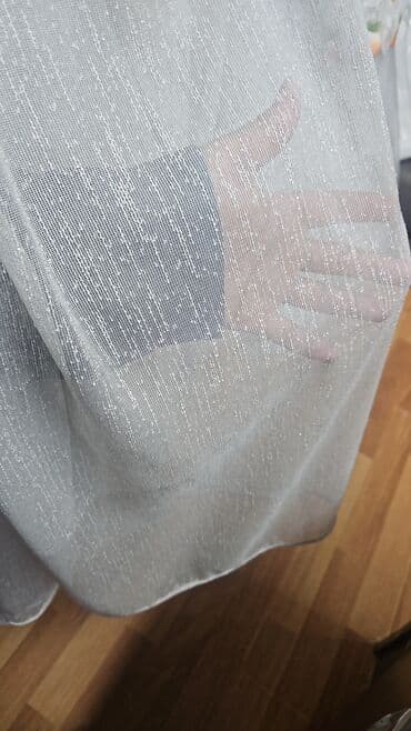 sadə pərdələr: Ağ, şəffaf tül pərdə, otağa zəriflik və işıq qatır. Yüngül toxuması — 14