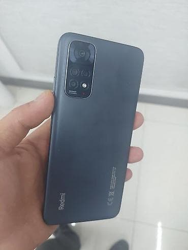 Redmi smartfon - Arxa panel: mat tünd boz rəng, “Redmi” loqosu -