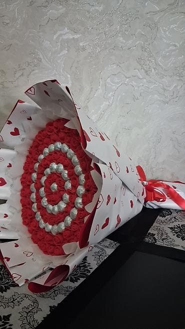 Qırmızı güllər və şokolad konfetlərindən hazırlanmış böyük buket - — 4