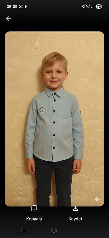 Uşaq köynəyi – açıq mavi rəngdə, uzunqollu, klassik yaxalı model. Ön