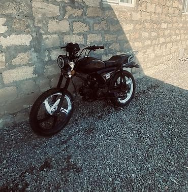 M50 şəhər içi sürüşlər üçün yığcam və qənaətcil motosiklet. - — 1