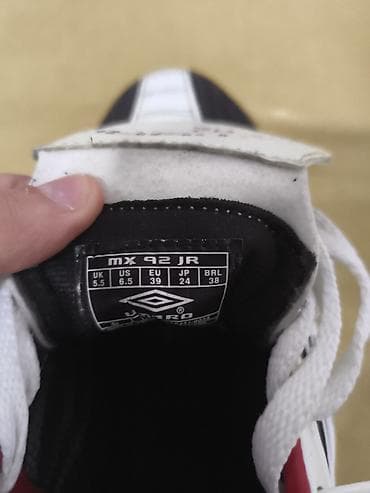 Butslar: Butslar Umbro, Ölçü: 39, Yeni — 2