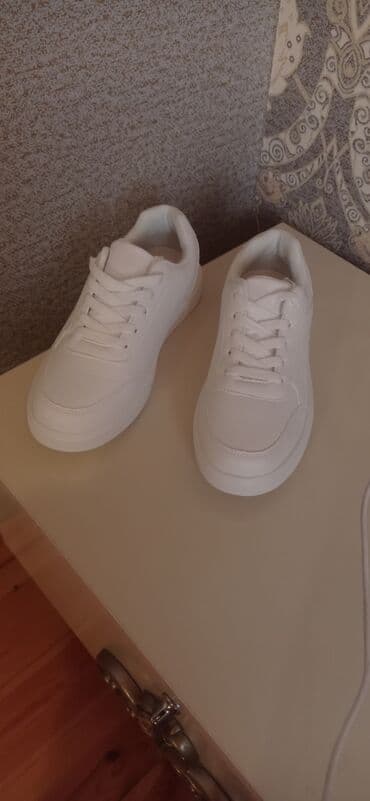 ağ kedlər: Ağ rəngdə minimal dizaynlı uniseks krossovkalar - Klassik tam ağ — 1