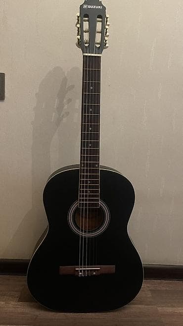 Suzuki klassik gitar – tam ölçü (4/4), qara mat korpus