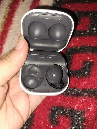 Kompüter və noutbuk aksesuarları: Samsung Galaxy Buds (Sound by AKG) - Rəng: Ağ şarj qutusu, tünd boz — 1