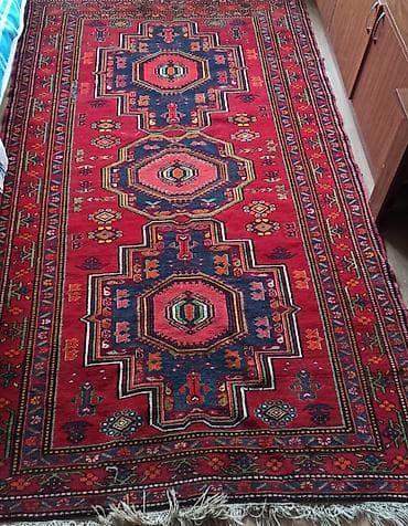 Qədim üslublu əl toxuması xalça - Parlaq qırmızı fon üzərində tünd