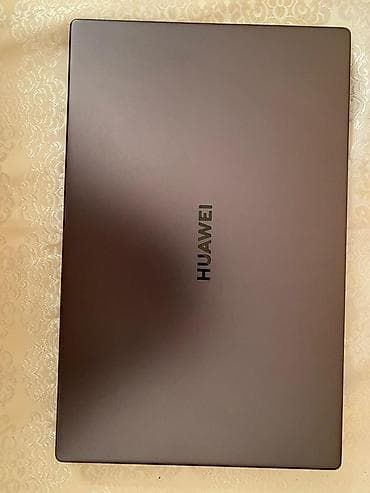 irşad notebook: Huawei MateBook noutbuku Qutusu, adapteri üzerinde Kontakt homeden — 2