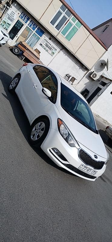 Kia: Kia Cerato (Ağ rəng, sedan) Texniki xüsusiyyətlər: - Benzin — 9