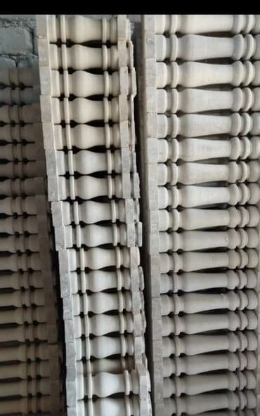 балясины из камня: Ağ rəngli, müxtəlif formalı və ölçülü dəmir-beton sütunlar. Bu — 20