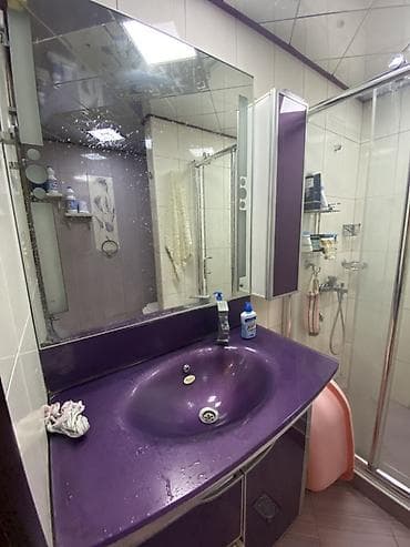 Bənövşəyi rəngli vanna otağı mebeli – lavabo, dolab və güzgü komplekti
