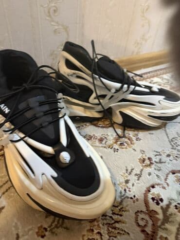 Balmain tərzində qara-ağ rəng palitrasında futuristik dizaynlı