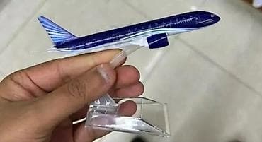 usaq oyuncaqlari: Azerbaijan Airlines təyyarəsinin masaüstü model maketi - Miqyaslı — 2