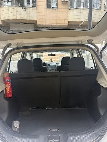 Avtomobil satışı: Nissan Tiida hatchback – ağ rəng, 5 qapı, şəhər üçün rahat və iqtisadi — 8