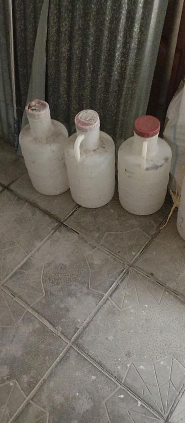 Plastik bidonlar – 3 ədəd - Həcmi: təxmini 10–15 litr (hər biri) -