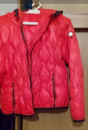 Qırmızı rəngli yüngül puff gödəkcə - Model: kapüşonlu, ön hissə tam