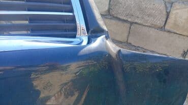 mersedes kapot: Qara rəngli, Mercedes markalı avtomobilin kapotu. Üzərində radiator — 6