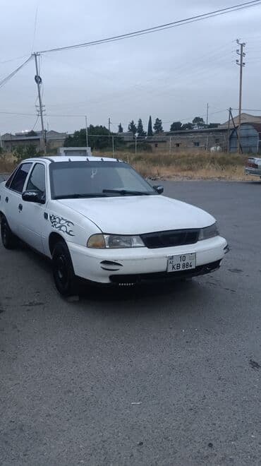 диски на зимнюю резину хендай элантра 2006: Ağ rəngli sedan, 4 qapı, ön‑arxa tamponları və güzgüləri qara — 3