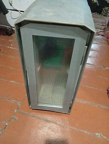 Полочные витрины: Стеклянная витрина-шкаф, Б/у — 2