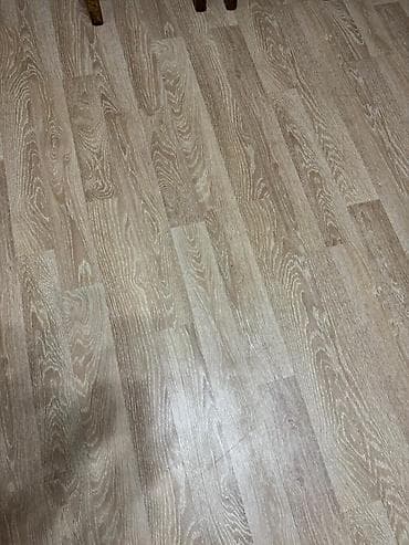 boya seti: Laminate döşəmə – açıq qoz/daş palıd tonunda, taxta naxışlı — 3