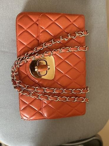 parca canta: Narıncı rəngli zəncirli çiyin çantası.Fransız markası olan Waggon - — 1