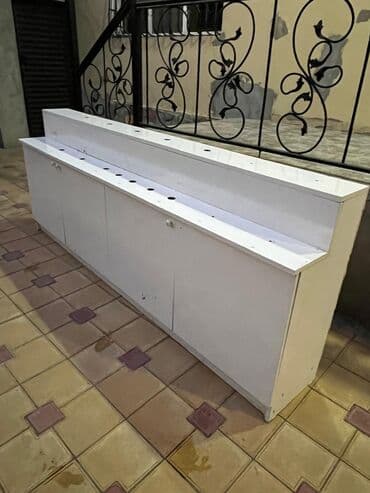 vitrin şuşə: Ağ rəngli vitrin/stand tezgahı – mağaza, aptek, kassa və ya resepsiyon — 1