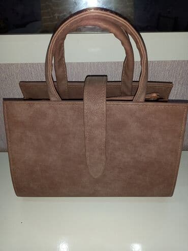 Tezedir. Açıq qehveyi, çəhrayı çalarları, eni iki qarışdır. 55 manata