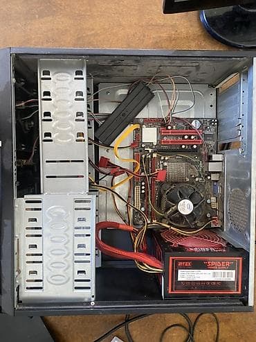 komputer plata: 3ədəd monitor 3 ədəd sistem bloku. vaxtı ikən işləyirdi. ramları — 5