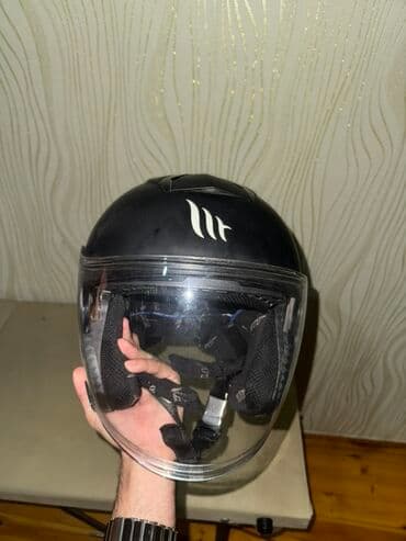 mersedes mator: MT brendinə məxsus mat qara rəngli motosiklet dəbilqəsi. Şəffaf vizoru — 1